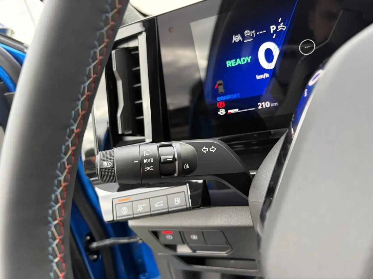 Intérieur Renault Rafale Summit Blue, vue sur le combiné d'instruments digital et commandes au volant avec surpiqûres tricolores.