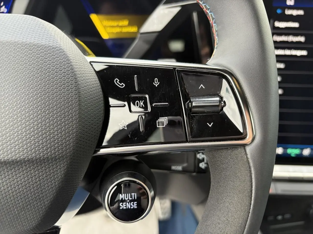 Gros plan sur le volant Alcantara du Renault Rafale 2025 avec commandes multifonctions et bouton Multi-Sense visible.