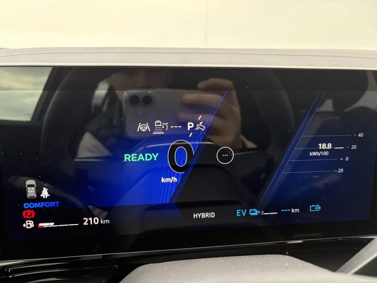 Affichage numérique du tableau de bord de la Renault Rafale 1.2 E-TECH 4x4 en mode hybride, avec indication 0 km/h et autonomie 210 km.