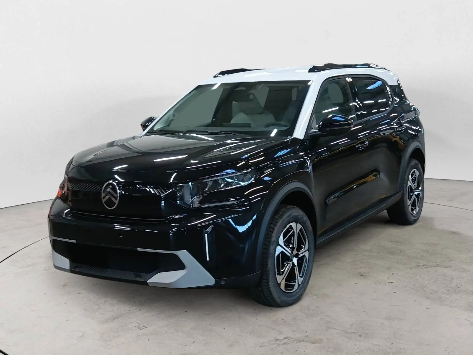 Citroën C3 Aircross hybride 2025 noir perla avec toit blanc, vue 3/4 avant droit mettant en valeur ses jantes biton.