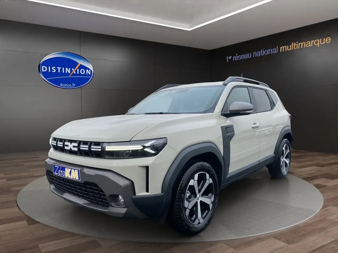 Silhouette stylisée d'un Dacia Duster 2025 en couleur Sandstone vue de profil avec un trait orange dynamique.