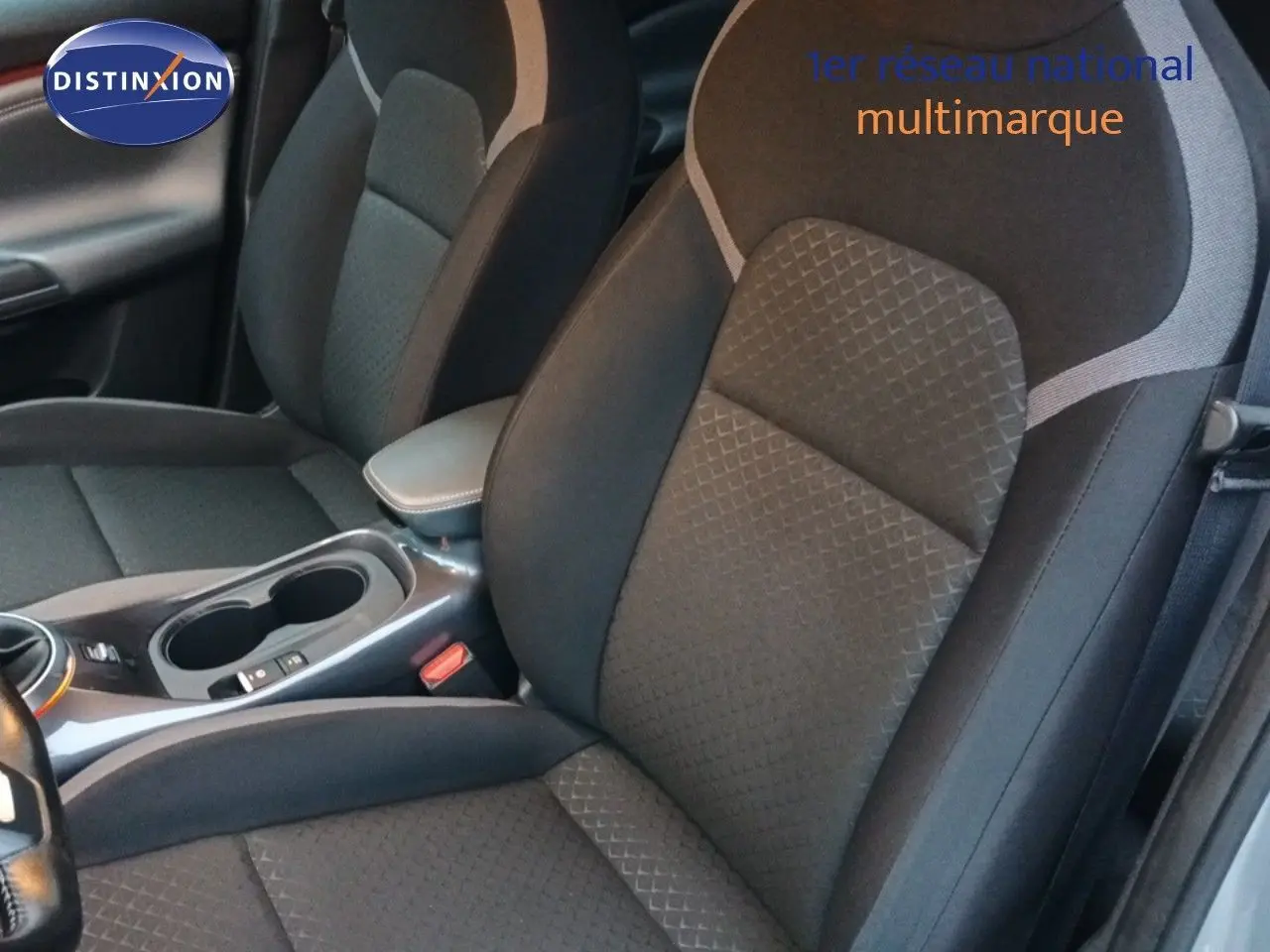 Gros plan sur les sièges avant en tissu gris foncé du Nissan Juke DIG-T 117 N-Connecta, intérieur soigné et moderne.