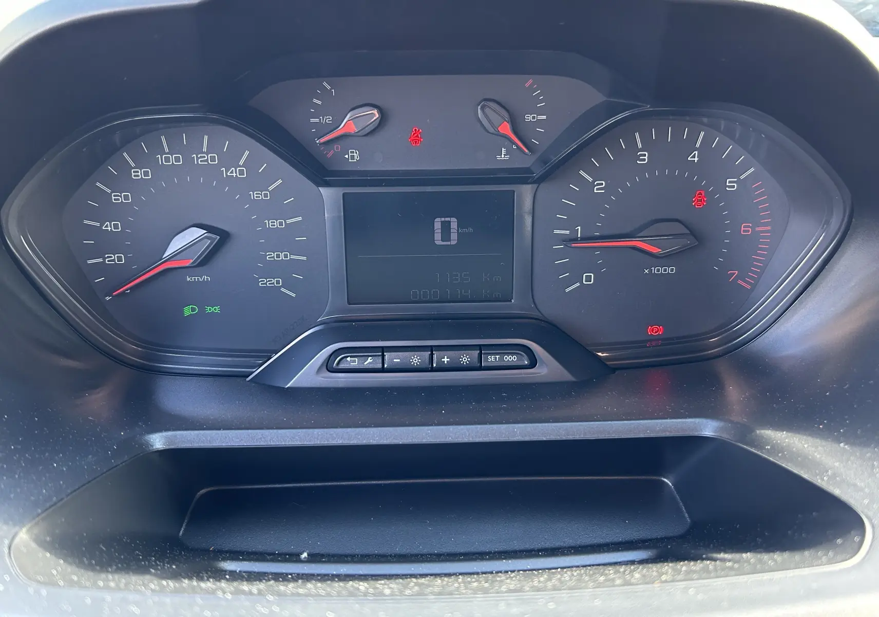 Vue rapprochée du tableau de bord du Dangel Peugeot Partner 4x4 2025, affichage digital et compte-tours analogique.