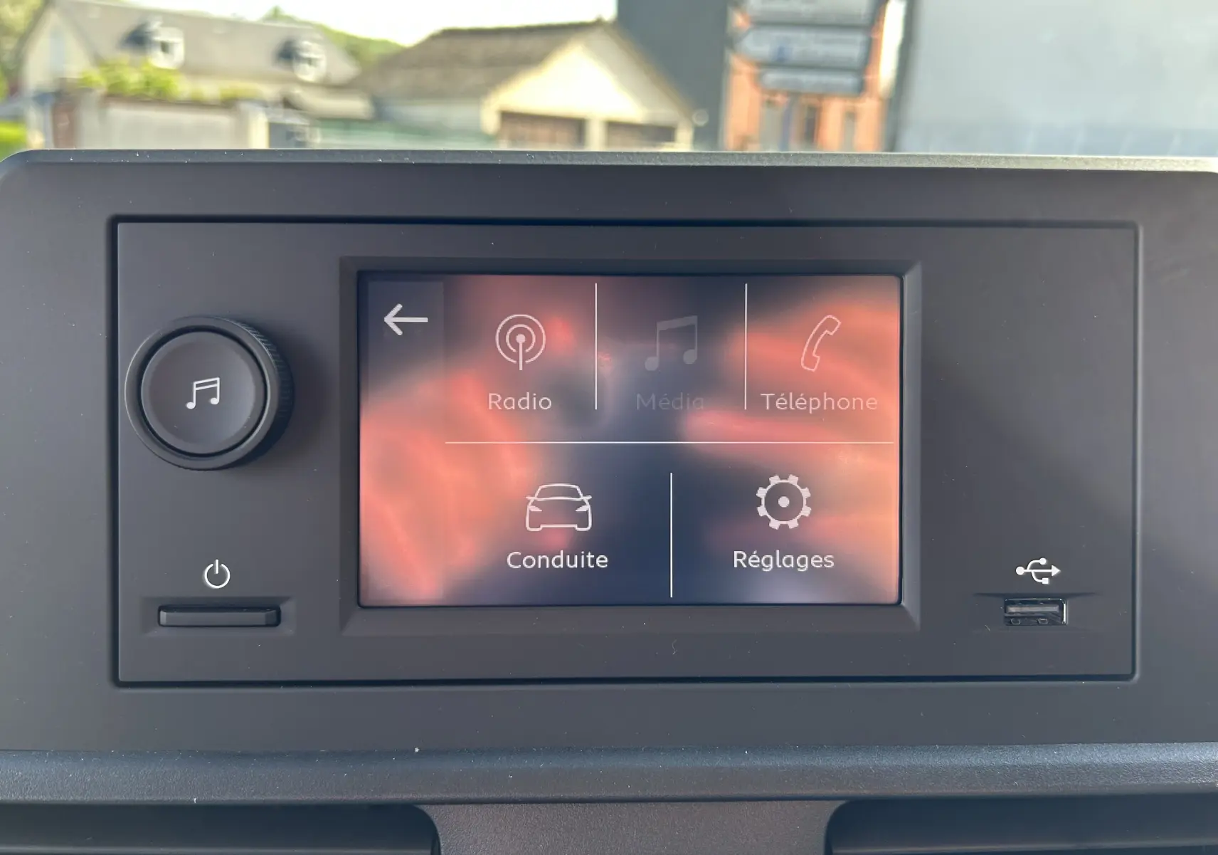 Écran tactile central du DANGEL Partner 2025 en gros plan, affichant les options Radio, Média, Téléphone, Conduite et Réglages.