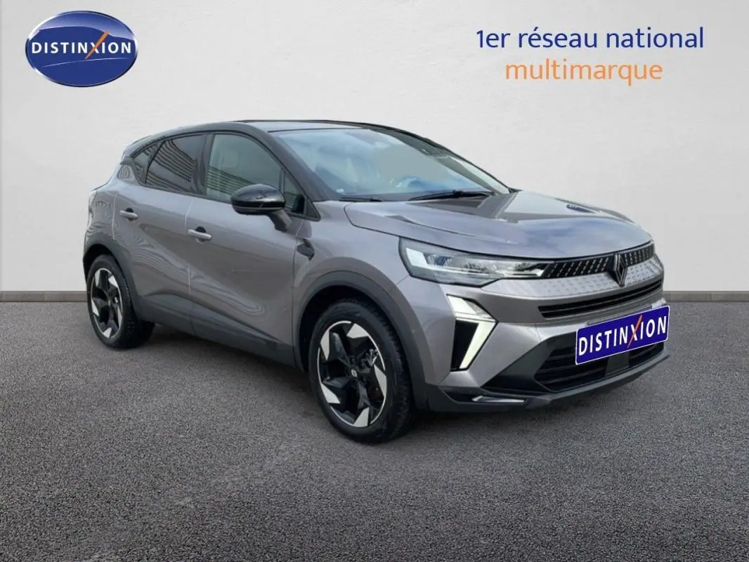 Renault Captur gris 3/4 avant droit, jantes aluminium 18 pouces et feux LED distinctifs visibles.