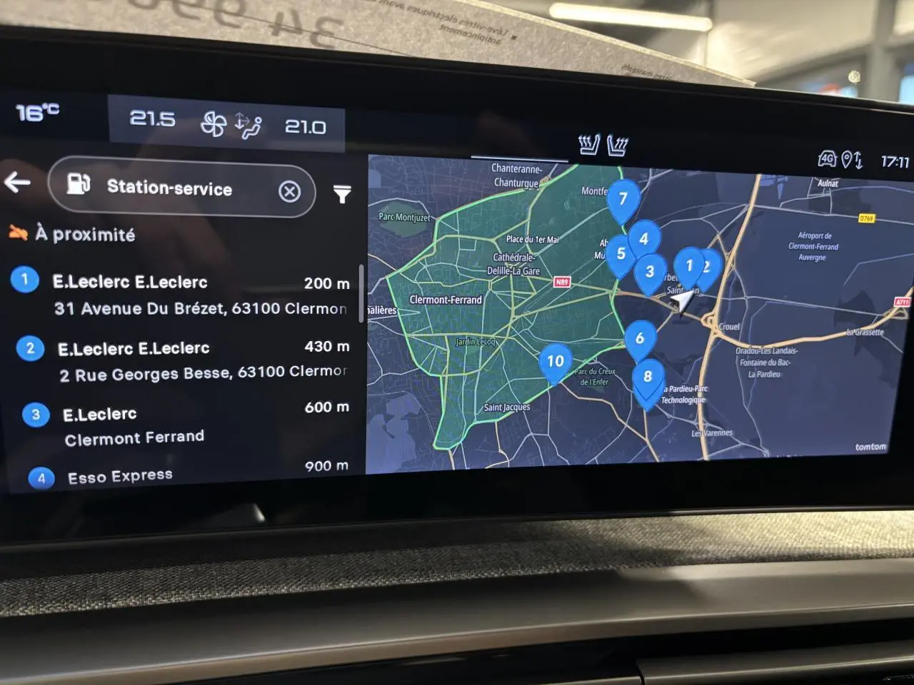 Vue intérieure de l’écran tactile du Peugeot 3008 gris Artense affichant la navigation avec stations-service à proximité.