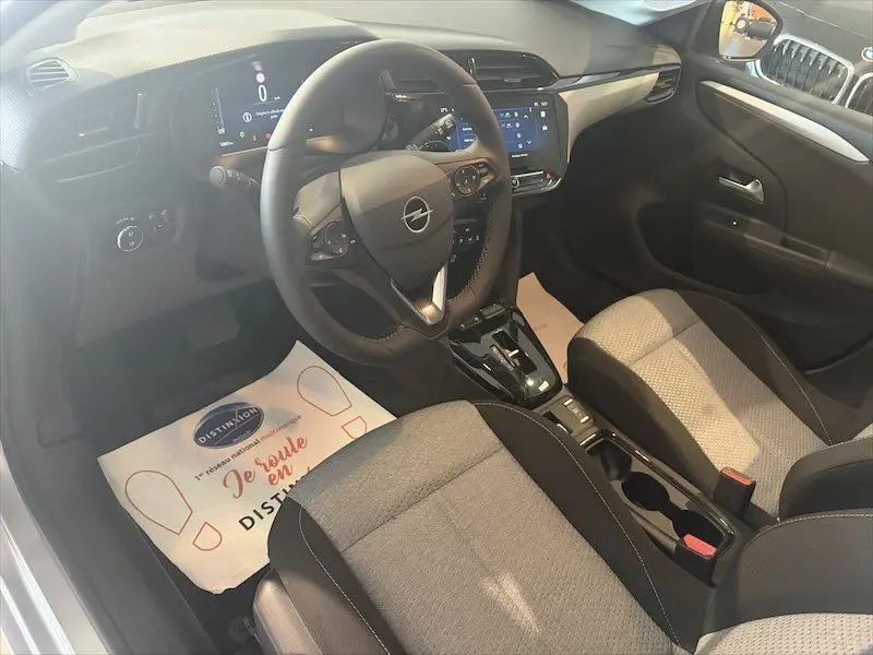Intérieur de l’Opel Corsa gris 2025 vu côté conducteur, tableau de bord numérique et volant multifonction.