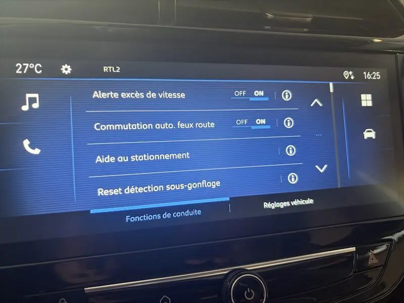 Écran tactile central de l’Opel Corsa gris 2025 affichant les réglages d’aides à la conduite et alertes.