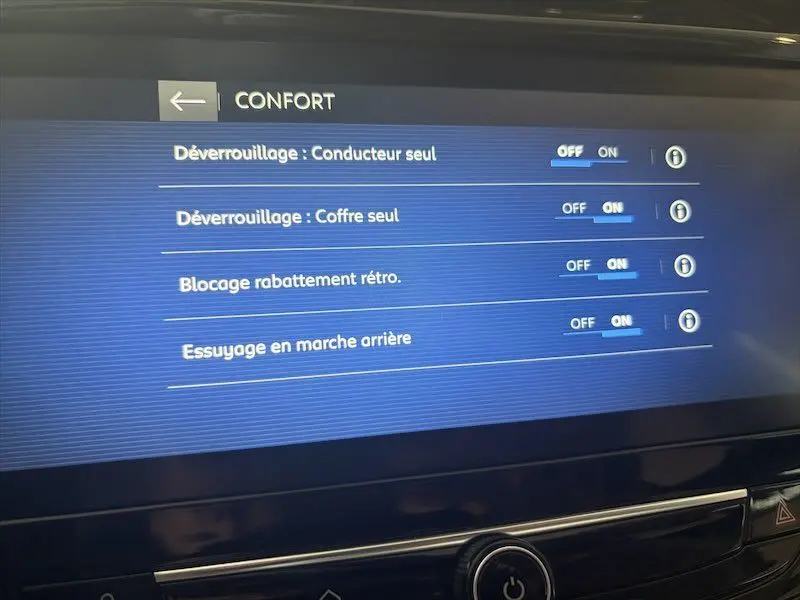 Écran tactile intérieur de l'Opel Corsa gris 2025 affichant les réglages de confort avec options activées.