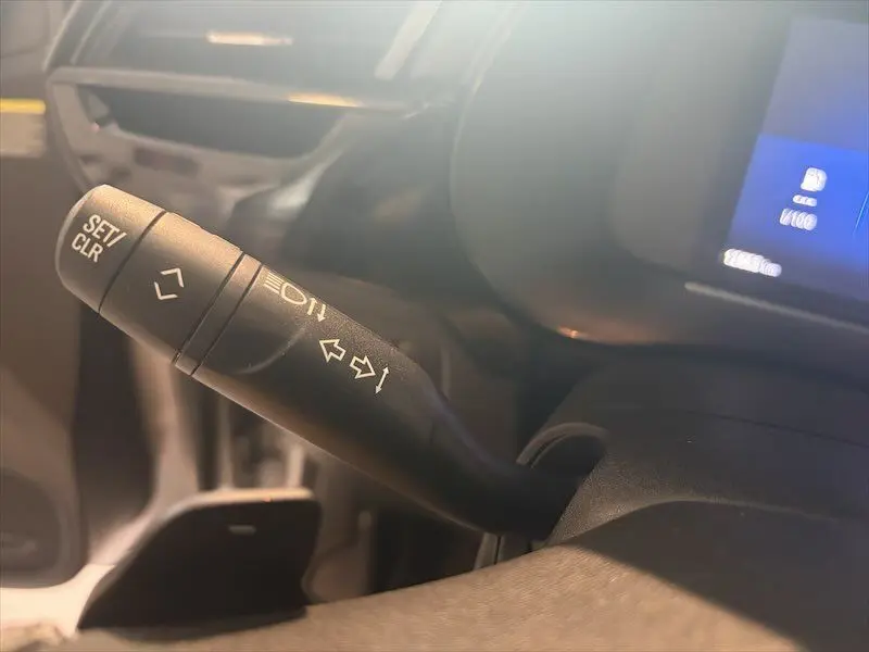 Gros plan sur la commande de clignotant à gauche du tableau de bord de l’Opel Corsa gris 2025, version 1.2 Turbo Edition.