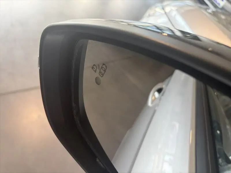 Rétroviseur côté gauche de l’Opel Corsa gris 2025, avec icônes de détection d’angle mort visibles sur le miroir.