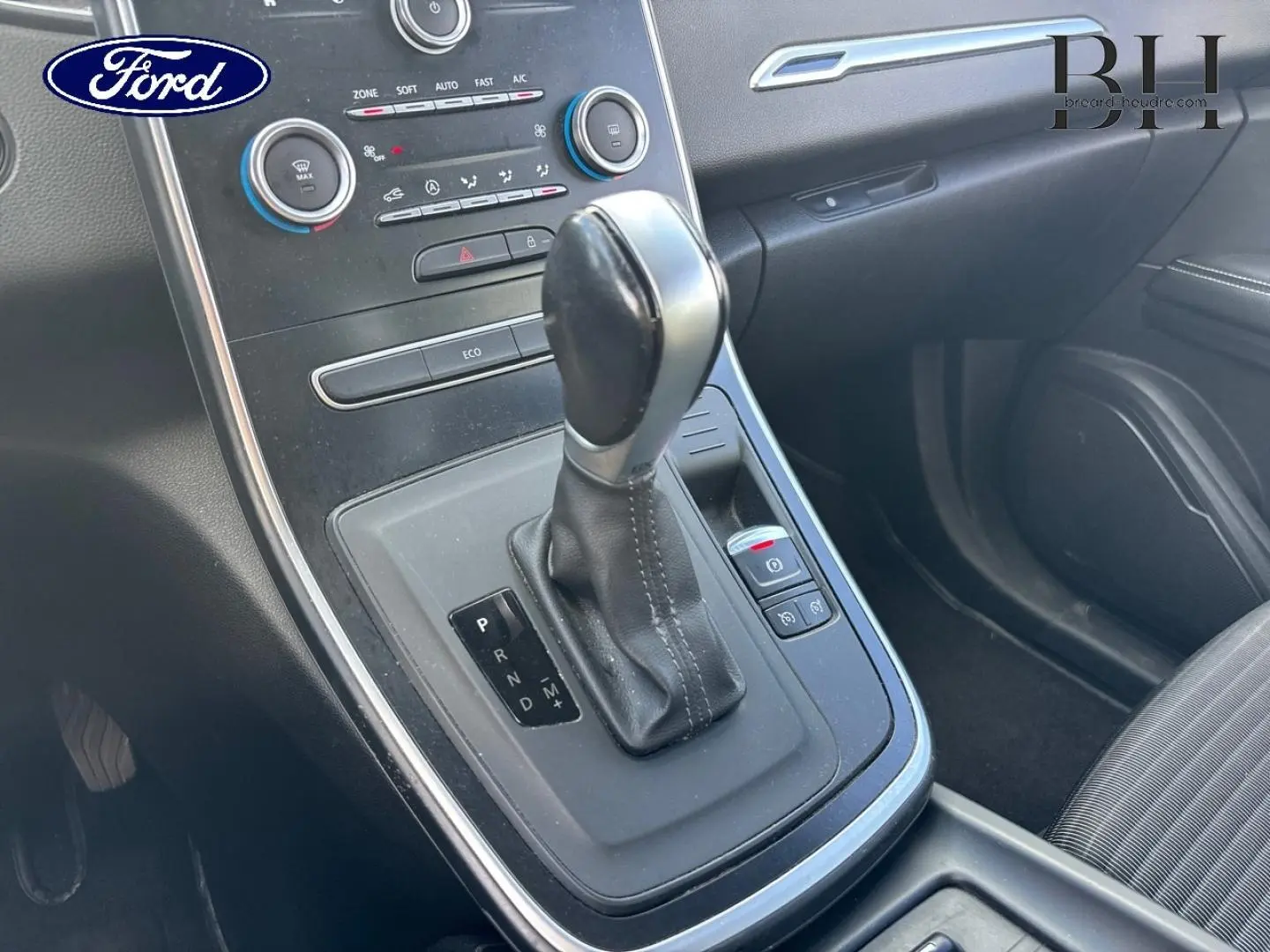 Le levier de vitesse automatique au centre de la console d'une Renault Grand Scenic gris platine, vue intérieure.