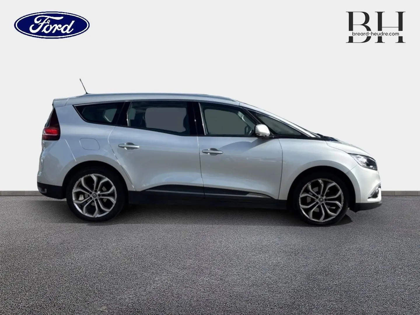 Renault Grand Scenic gris platine vu de profil droit, avec jantes alliage et vitres teintées.