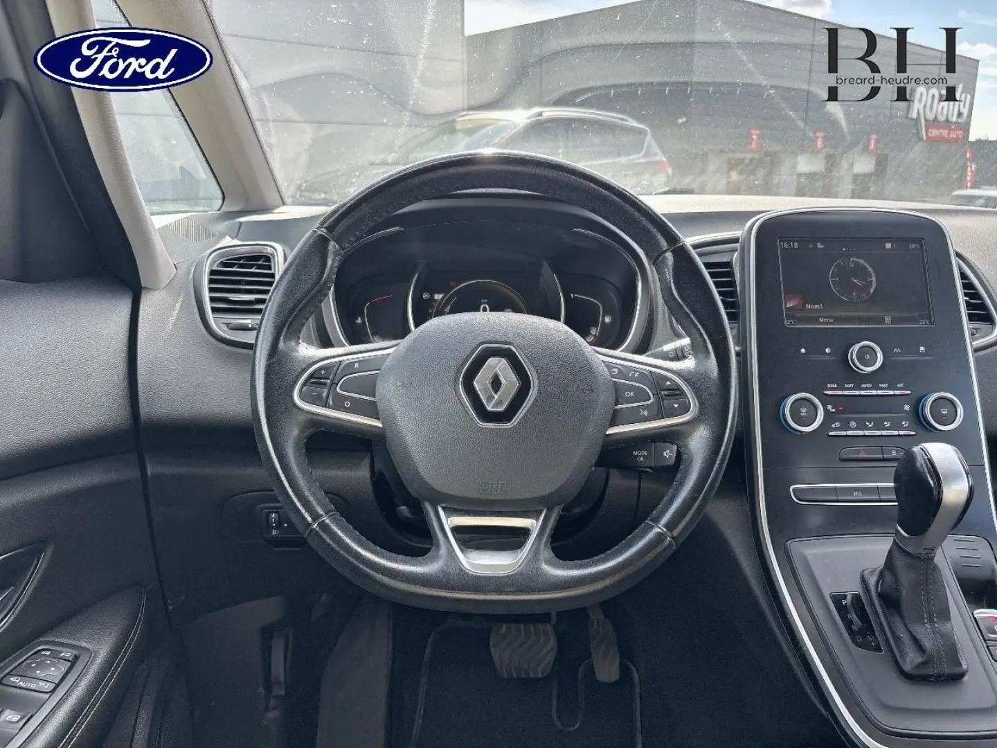 Vue intérieure centrée sur le volant cuir Renault Grand Scenic 2017 et la console centrale avec écran tactile.