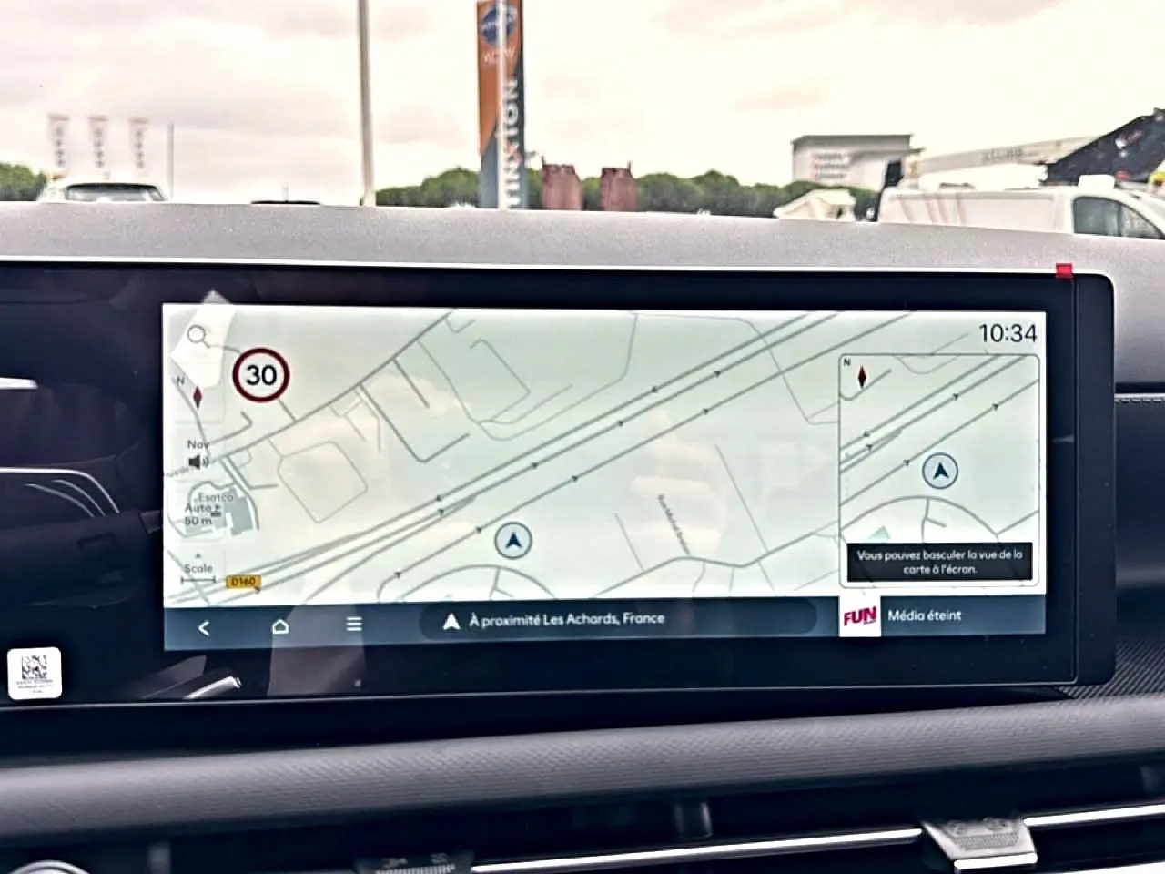 Écran tactile 12,3 pouces du Hyundai Tucson 2026 affichant la navigation GPS en intérieur noir.