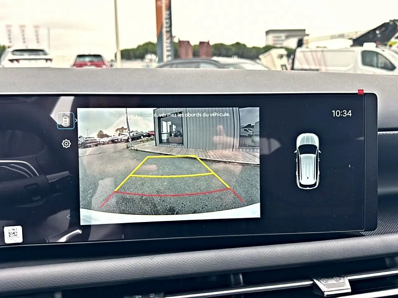 Écran intérieur du Hyundai Tucson 2026 montrant la caméra de recul avec guidage de trajectoire en jaune et rouge.