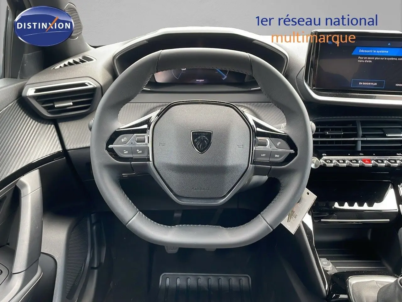 Vue frontale du volant noir au design moderne du Peugeot 2008 2025 avec tableau de bord et écran tactile intégré.