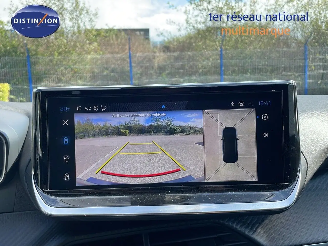 Écran tactile du tableau de bord du Peugeot 2008 2025 affichant la caméra de recul et l'aide au stationnement.