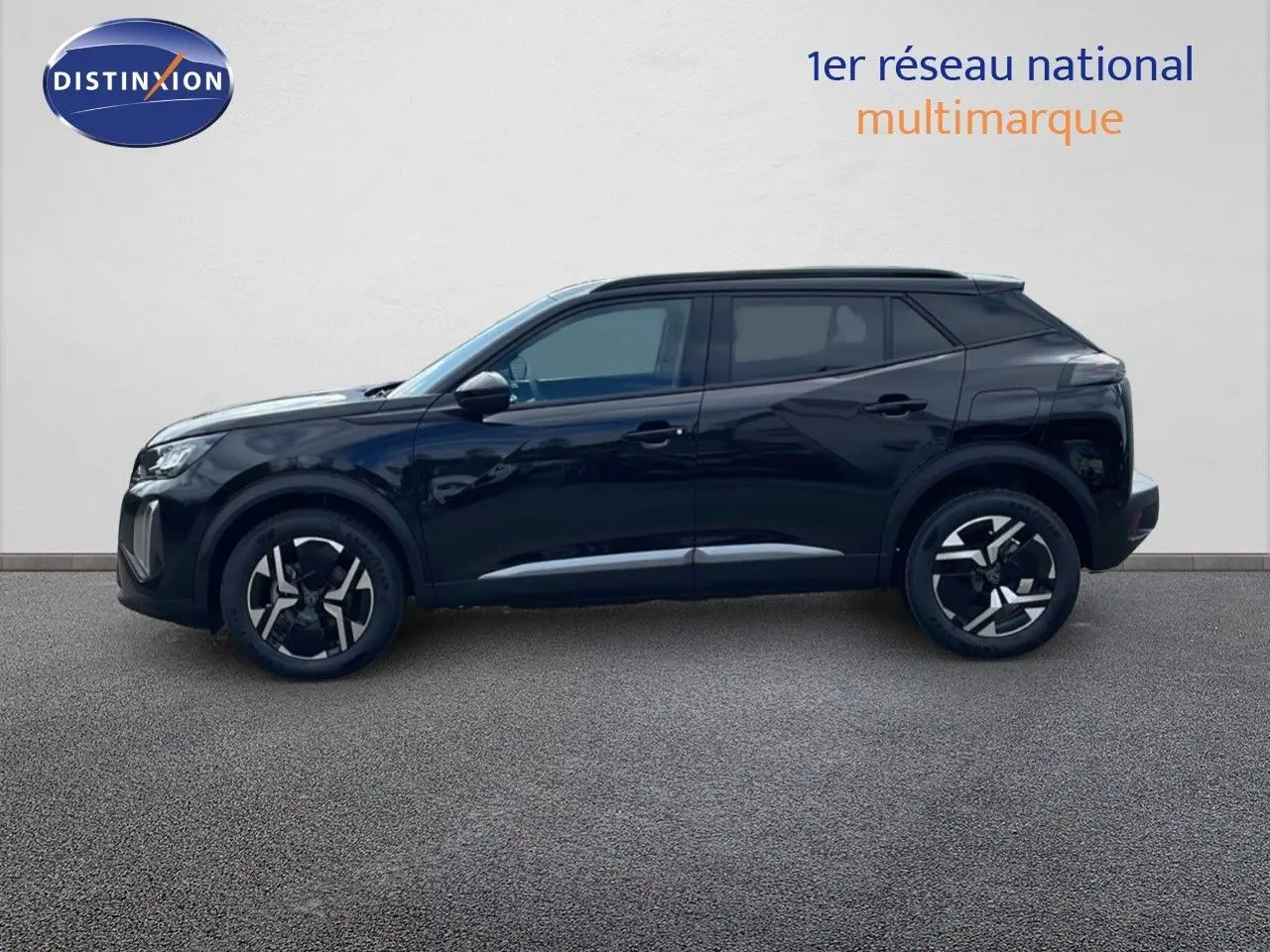 Profil latéral gauche d'un Peugeot 2008 noir perla metal avec jantes bi-ton et lignes modernes.