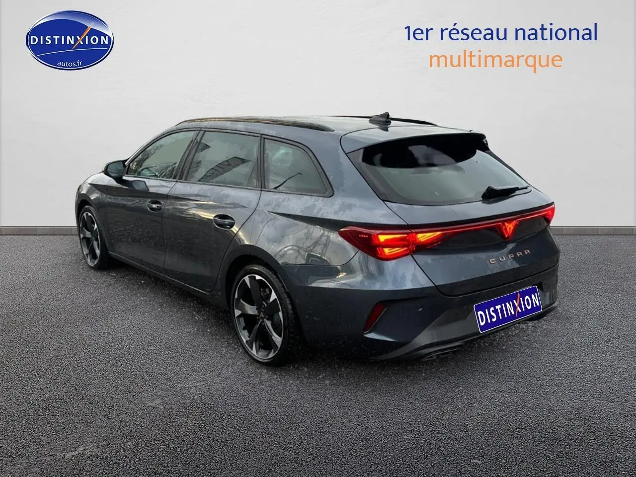 Vue 3/4 arrière droite d'une CUPRA LEON ST gris magnétique avec feux LED et jantes alliage noires.