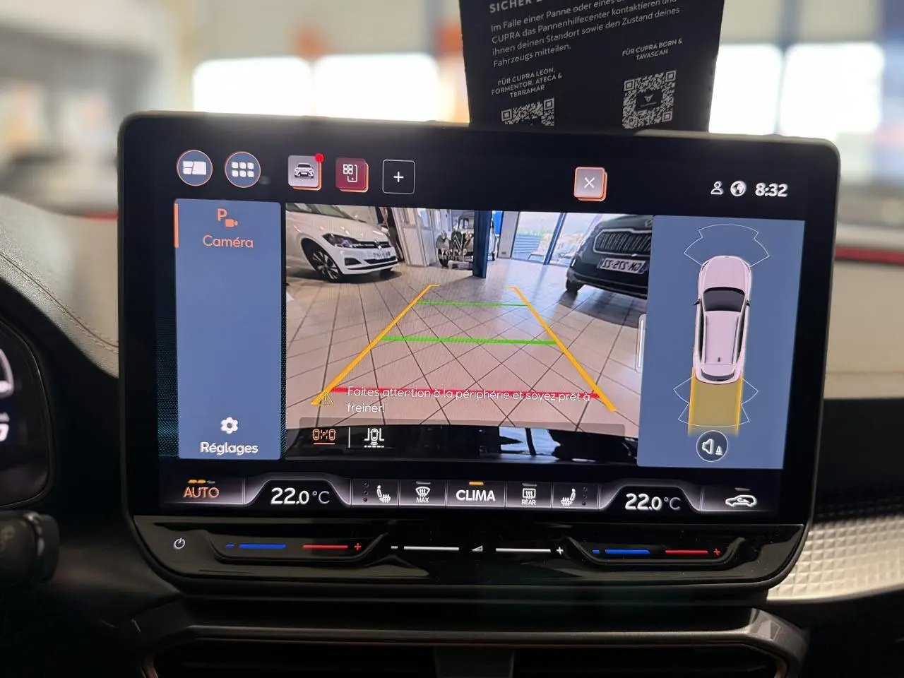 Écran tactile intérieur montrant la caméra de recul avec vue arrière et aide au stationnement du CUPRA Formentor noir Night.