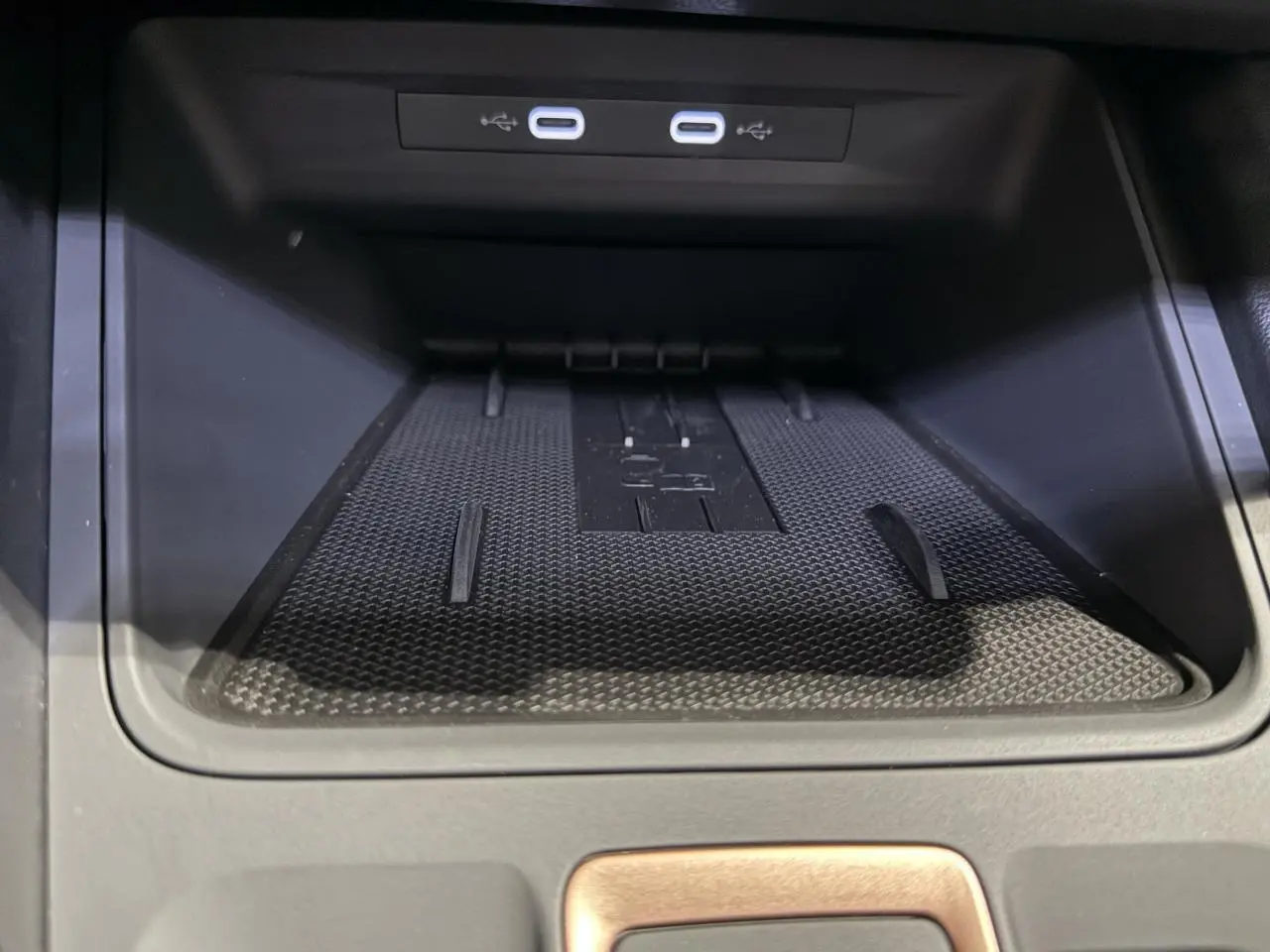 Espace de recharge sans fil avec ports USB-C dans la console centrale du CUPRA Formentor noir Night 2025.