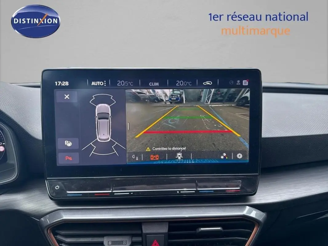 Écran tactile du système multimédia affichant la caméra de recul et les capteurs de stationnement du CUPRA Leon gris.