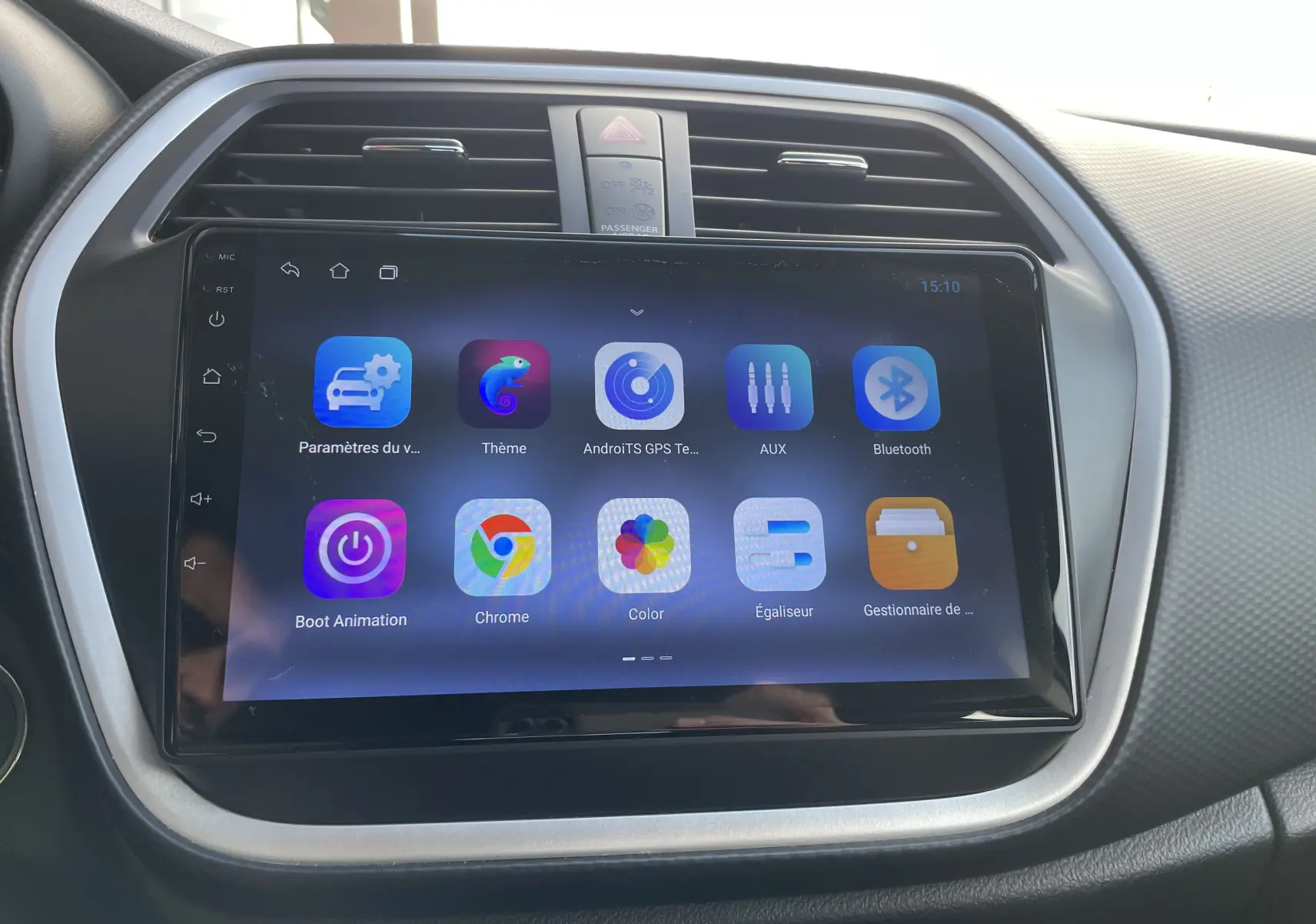 Écran tactile multimédia couleur 7 pouces du Suzuki SX4 S-Cross 2016 affichant plusieurs applications, entouré de la console noire et grise.