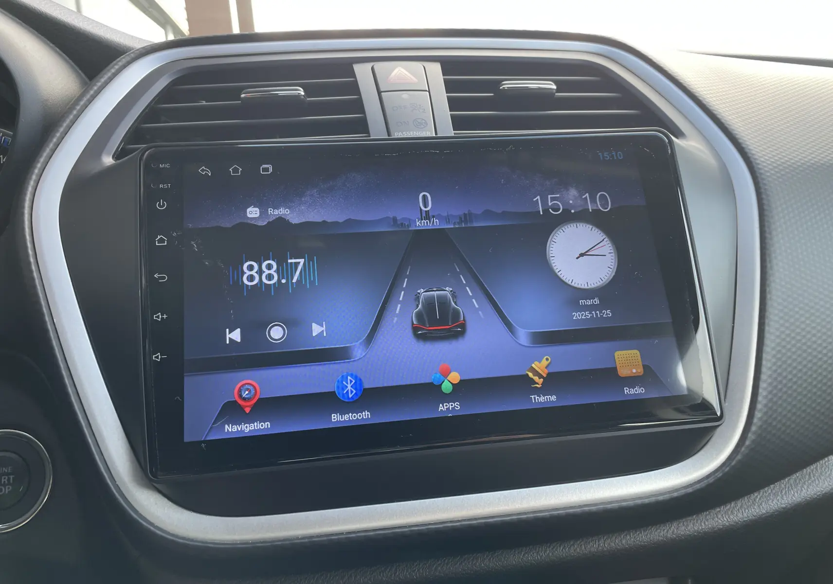 Écran tactile central du Suzuki SX4 S-Cross 2016 affichant navigation, radio et Bluetooth dans un intérieur noir.