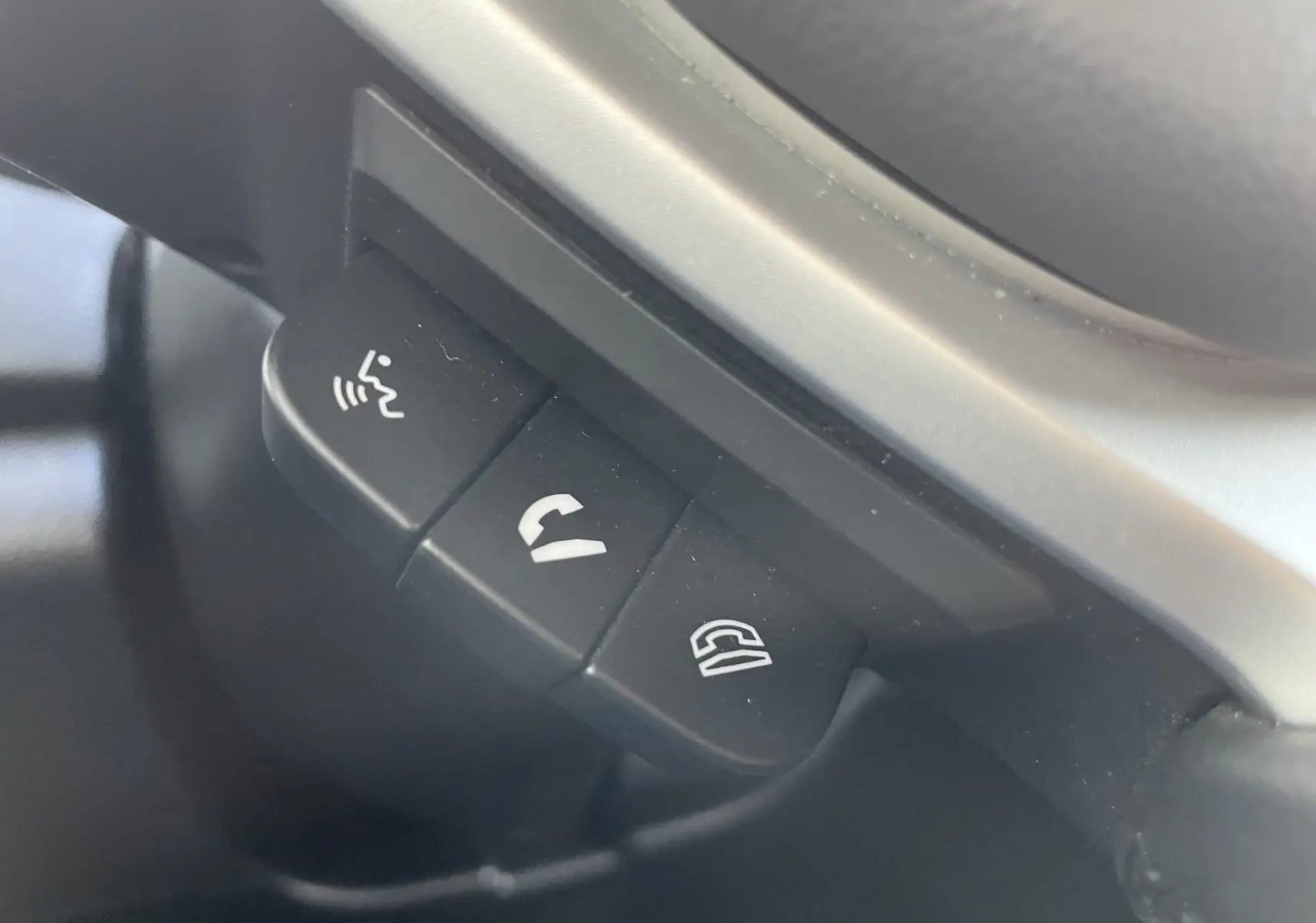 Boutons de commande d’appel et reconnaissance vocale sous le volant du Suzuki SX4 S-Cross gris 2016.