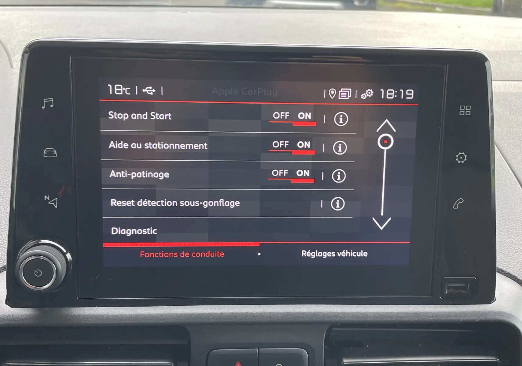 Écran tactile central du Citroën Berlingo 1.5 BlueHDi 2018 affichant les réglages d'aide à la conduite.