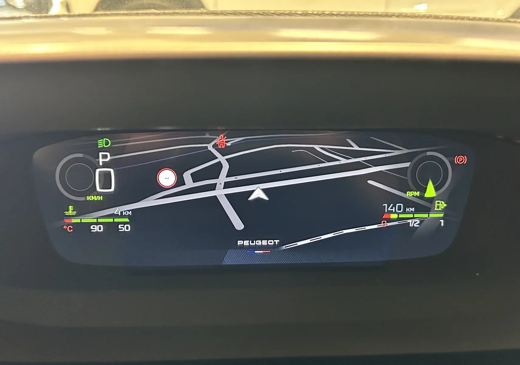 Affichage numérique du tableau de bord Peugeot 308 III Ph.2 GT avec navigation et indicateurs de vitesse et température.