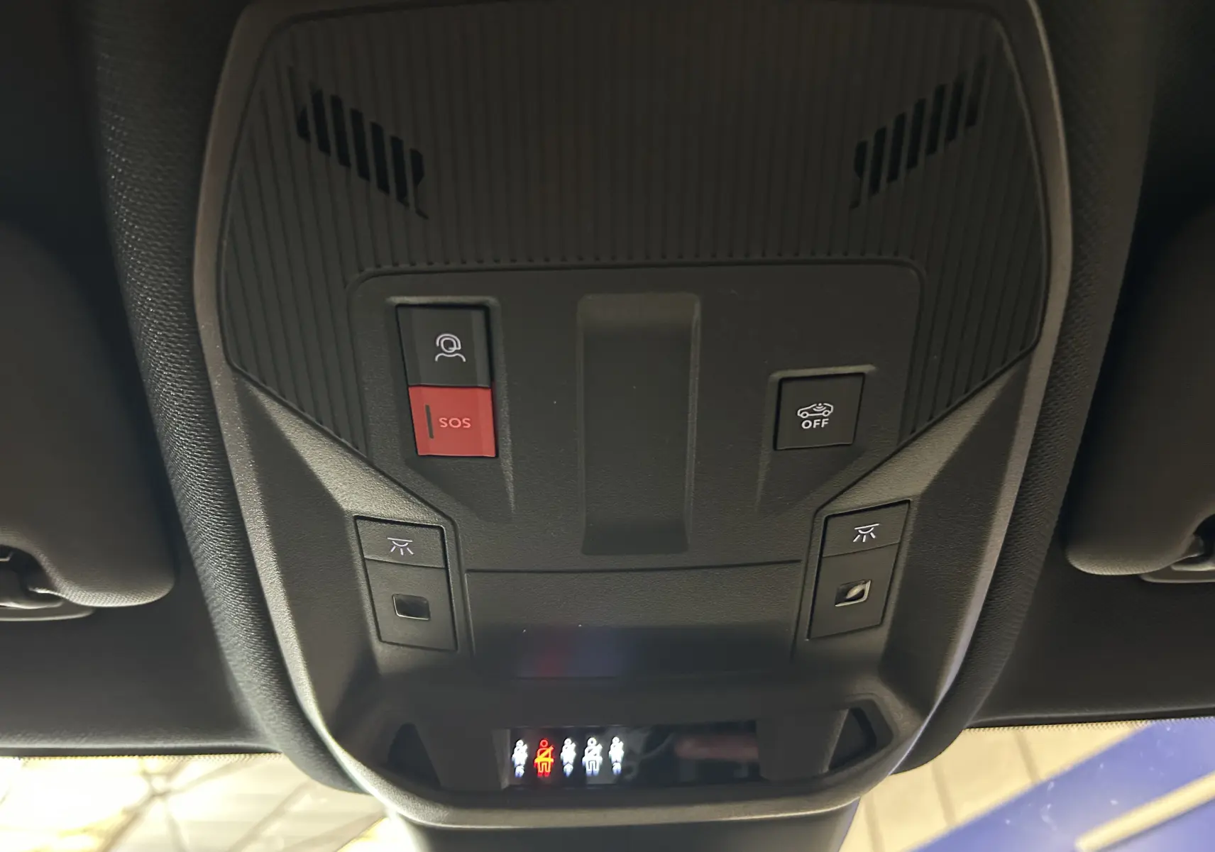 Vue intérieure du plafonnier noir avec boutons SOS et désactivation assistance de la Peugeot 308 GT gris Artense.