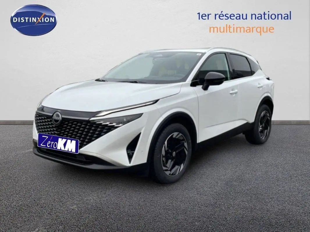 Nissan Qashqai blanc en 3/4 avant droit, avec calandre noire et jantes aluminium noires distinctives.