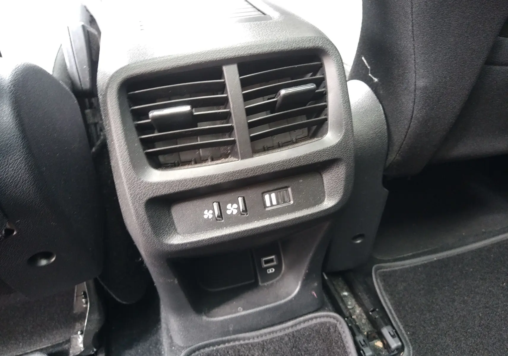 Vue rapprochée des aérateurs arrière et commandes de ventilation du Peugeot Rifter 1.5 BlueHDI 130ch GT 2022, intérieur noir.