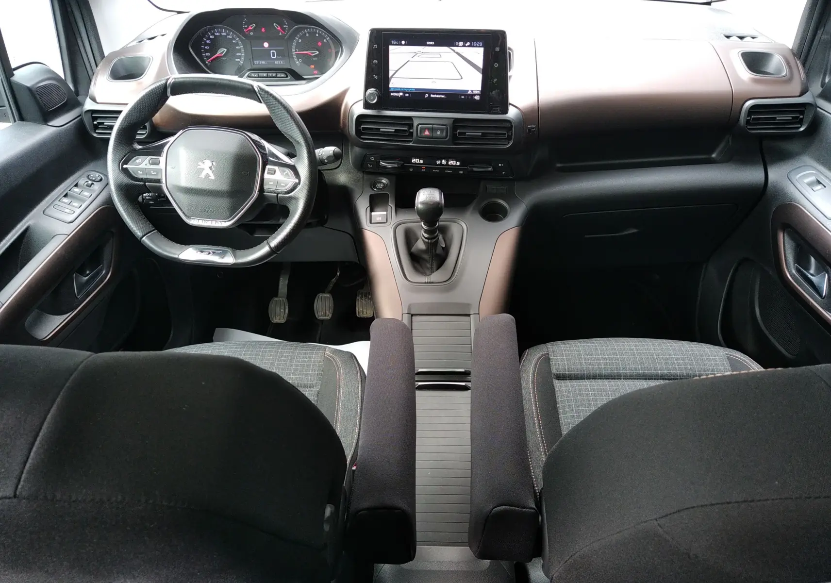 Vue intérieure avant du Peugeot Rifter 1.5 BlueHDI 130ch GT 2022, tableau de bord gris platinium avec volant compact et écran tactile.