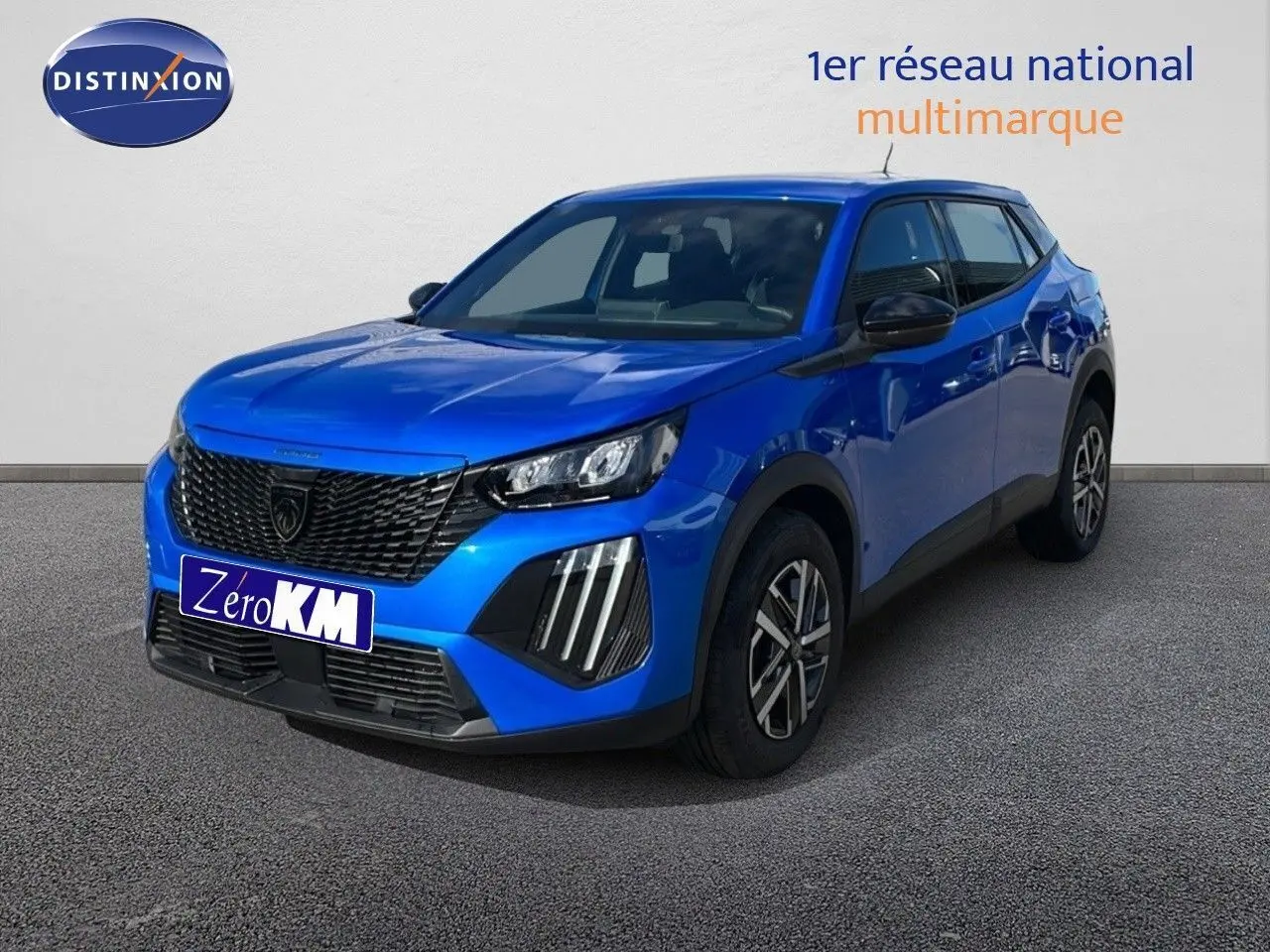 Peugeot 2008 bleu Vertigo métal en 3/4 avant droit, avec calandre noire et feux LED distinctifs.