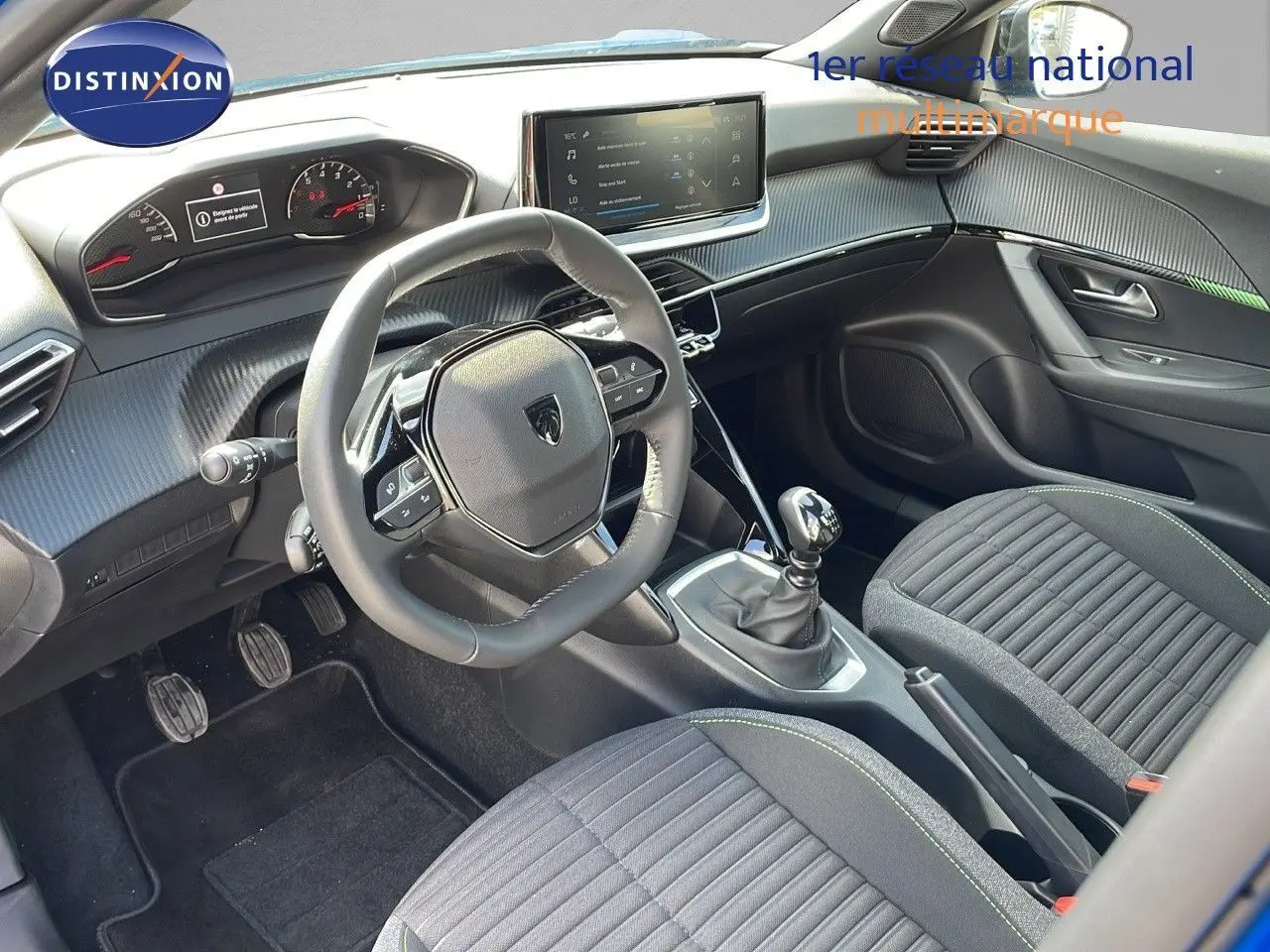 Intérieur du Peugeot 2008 2024 en bleu Vertigo, vue côté conducteur montrant tableau de bord et boîte manuelle.