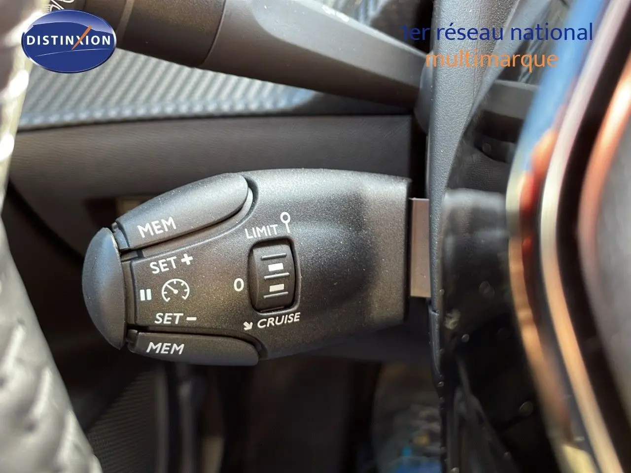 Commande de régulateur de vitesse sur le côté gauche du volant d'un Peugeot 2008 2024, intérieur noir.