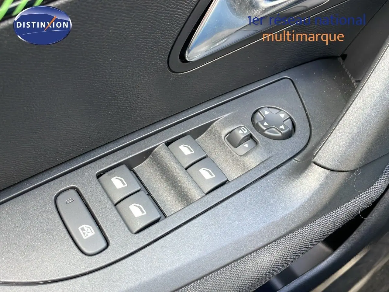 Gros plan sur les commandes des vitres électriques côté gauche de la porte d'une Peugeot 2008 2024.