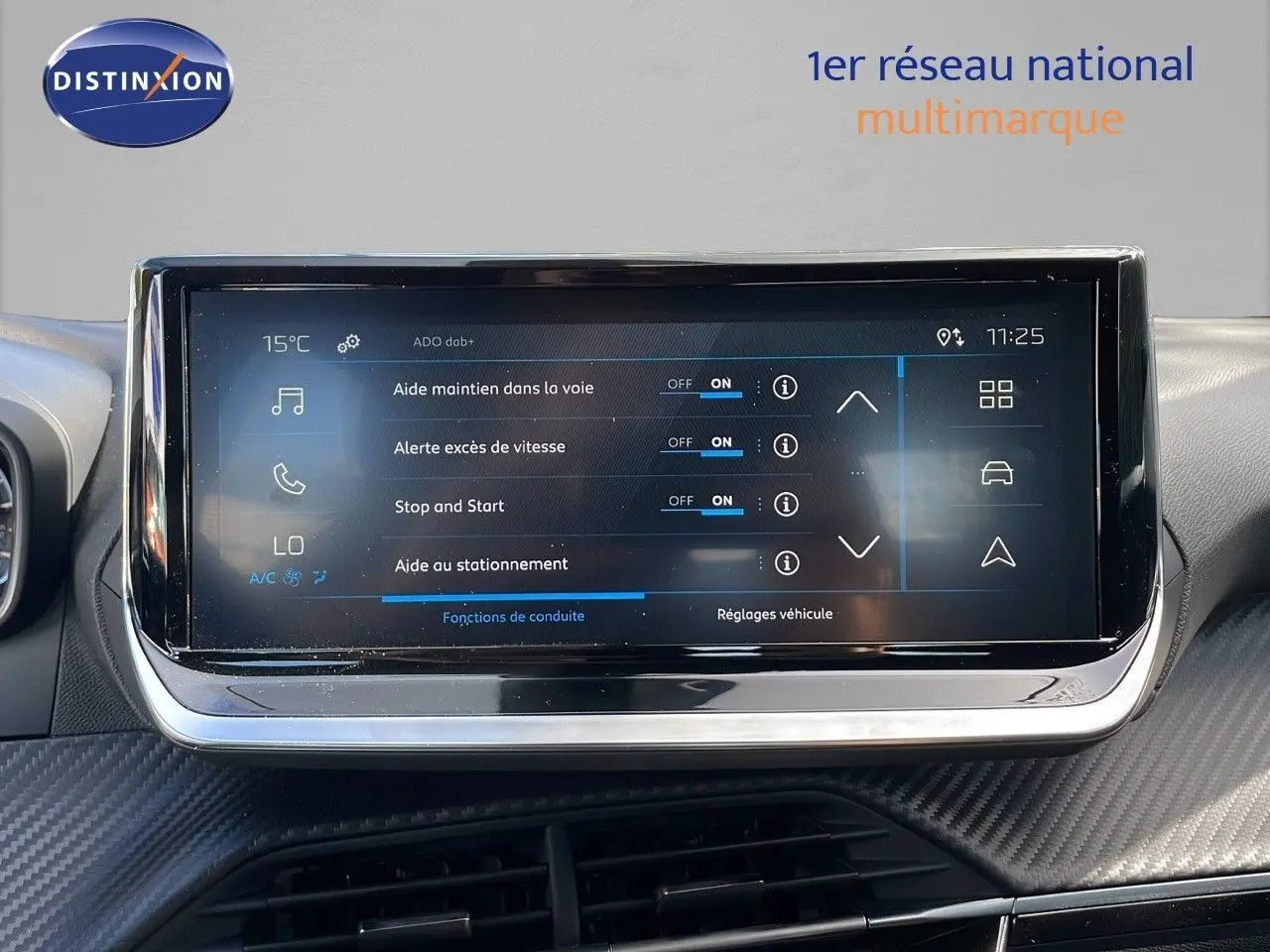 Écran tactile central affichant les aides à la conduite dans l'habitacle d'une Peugeot 2008 2024.