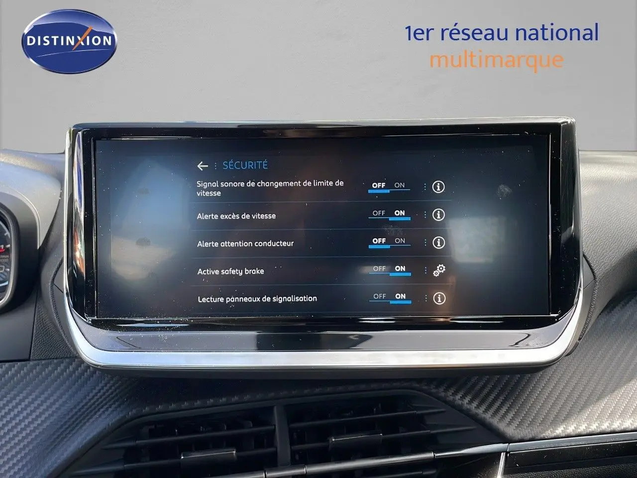 Écran tactile central du tableau de bord du Peugeot 2008 2024 affichant les réglages de sécurité.