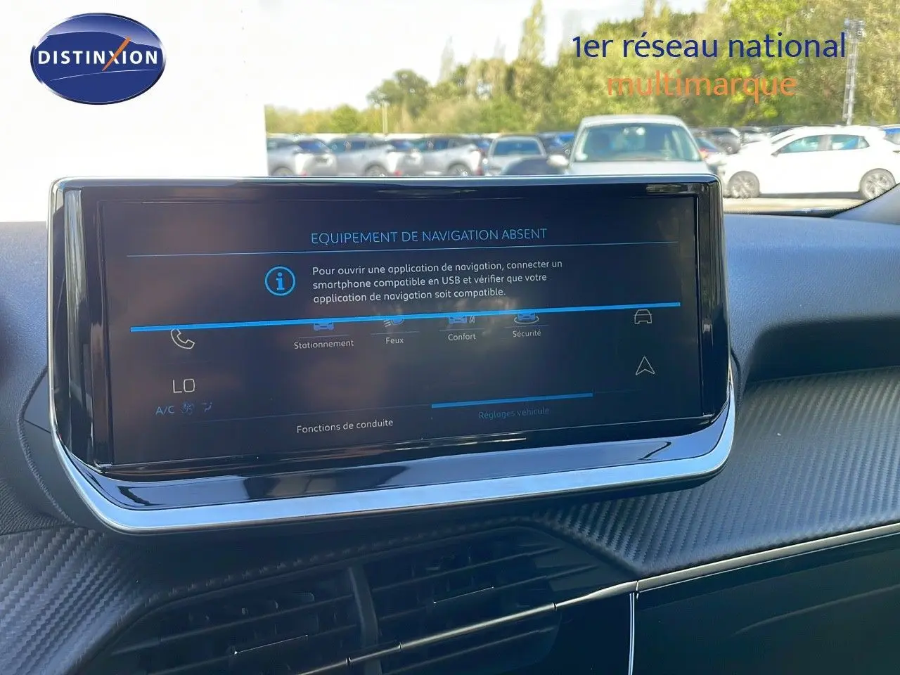 Écran tactile central du tableau de bord d'une Peugeot 2008 2024, affichant l'absence de navigation.
