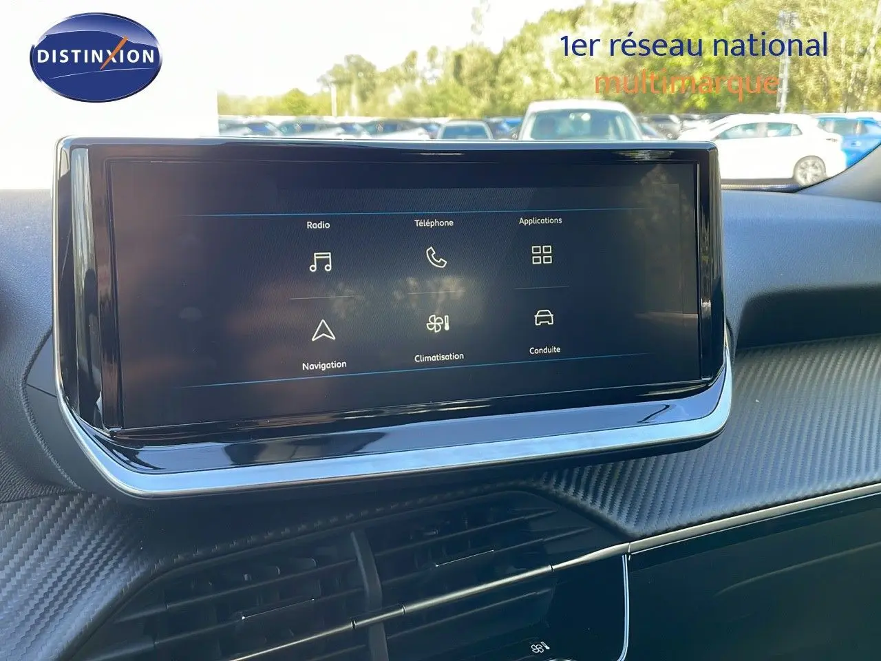 Écran tactile central du tableau de bord d'une Peugeot 2008 2024, ambiance intérieure moderne et épurée.
