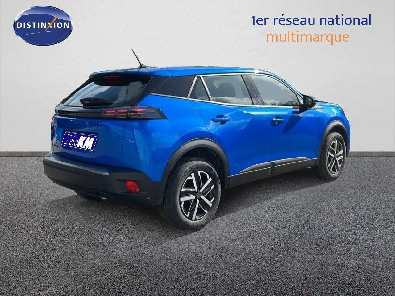 Peugeot 2008 bleu Vertigo Metal vue 3/4 arrière droit, soulignant ses lignes modernes et ses jantes distinctives.