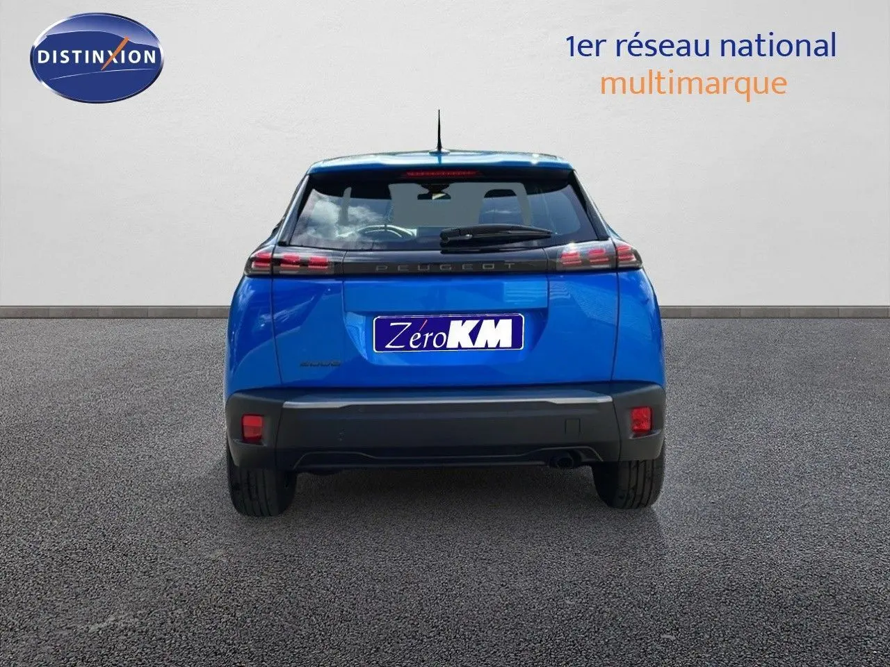 Vue arrière d'un Peugeot 2008 bleu Vertigo Metal 2024 avec feux LED et plaque Zéro KM visible.