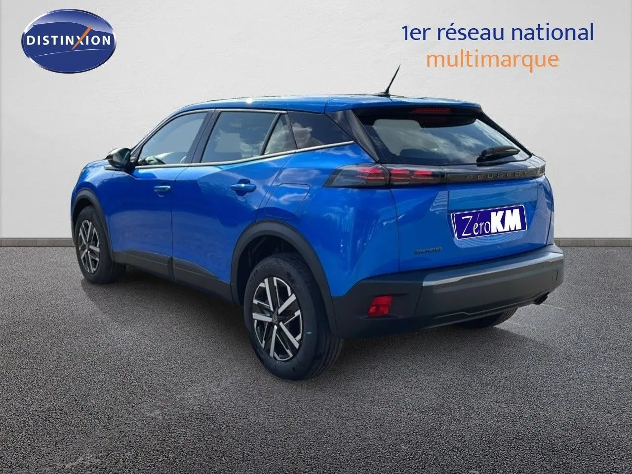 Peugeot 2008 bleu Vertigo métal vue 3/4 arrière droit, soulignant ses feux LED et jantes alliage.