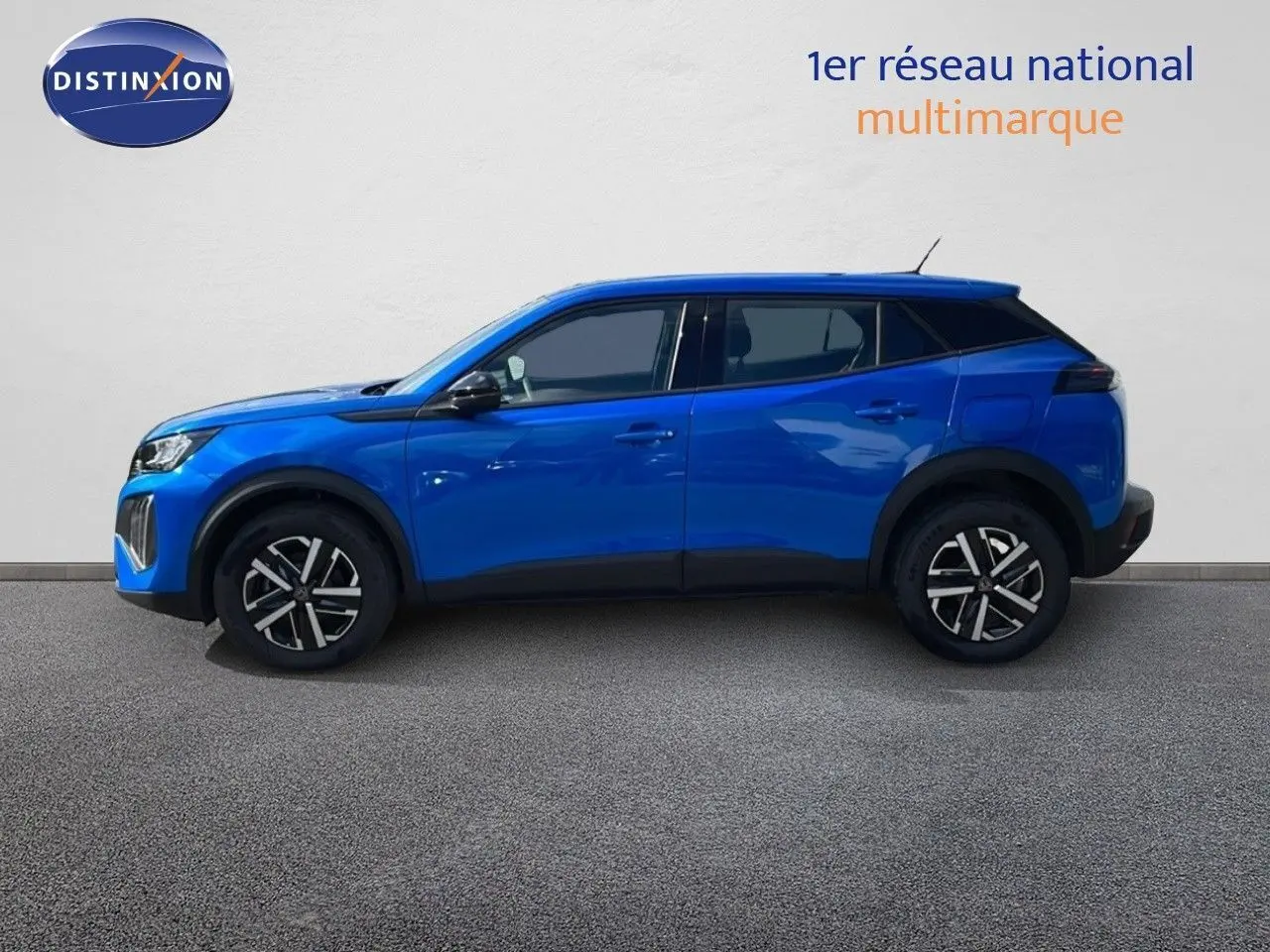 Profil côté gauche d'un Peugeot 2008 2024 bleu Vertigo Metal avec jantes alliage et toit noir contrasté.