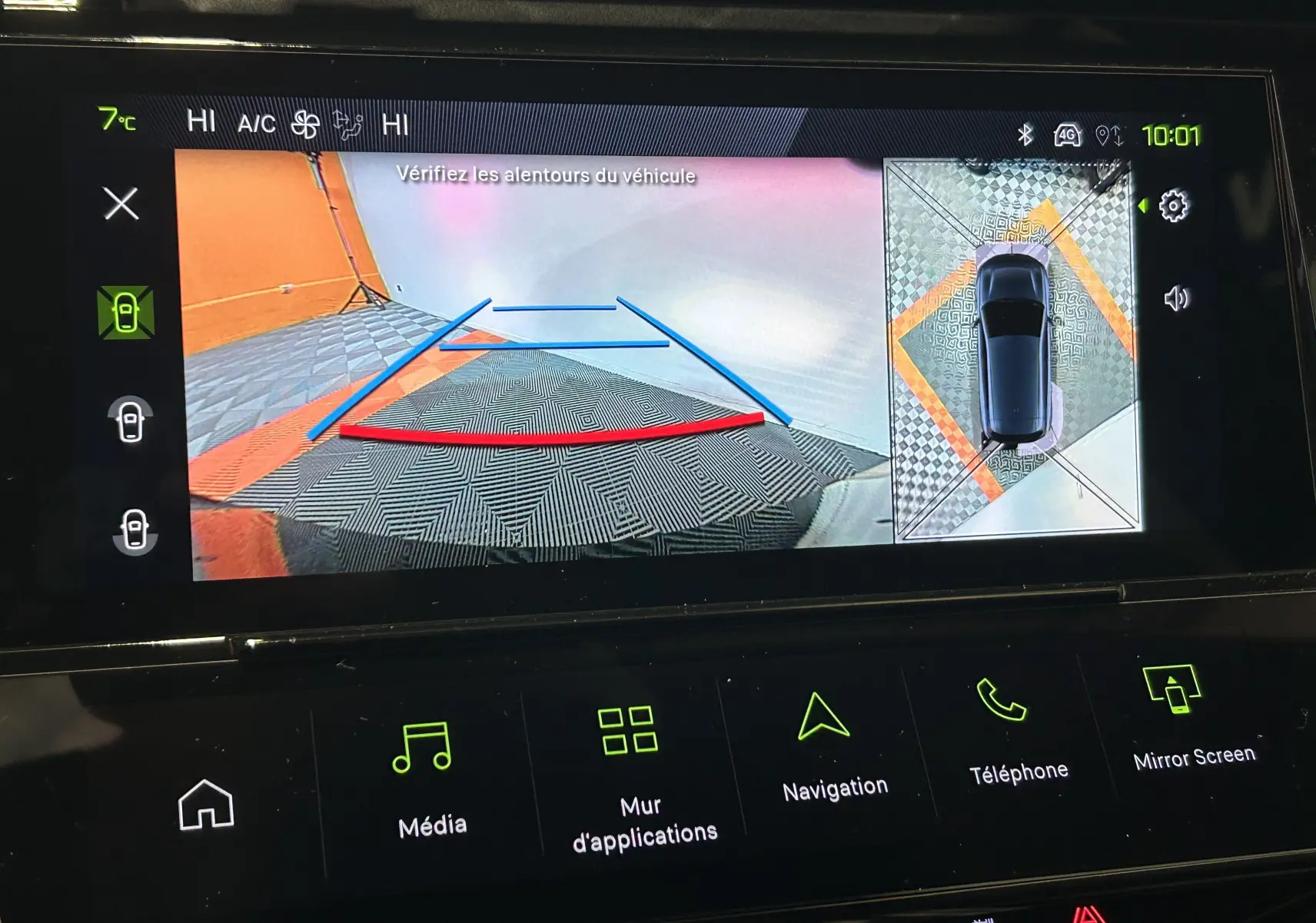 Écran intérieur de la Peugeot 308 gris Selenium montrant la caméra de recul et la vision 360° avec guidage dynamique.