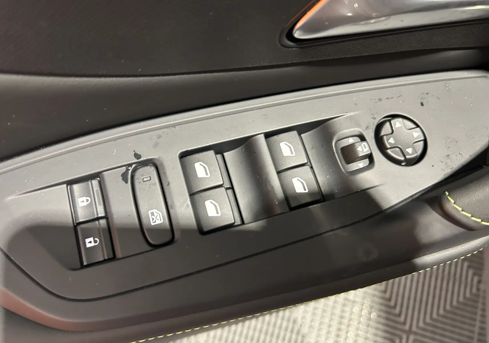 Panneau de commande des vitres et rétroviseurs côté gauche intérieur d’une Peugeot 308 gris Selenium.